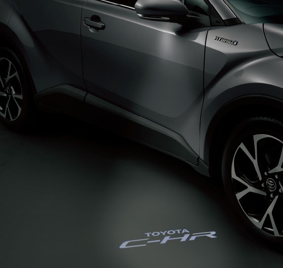 車名ロゴが浮かび上がる足元イルミネーション